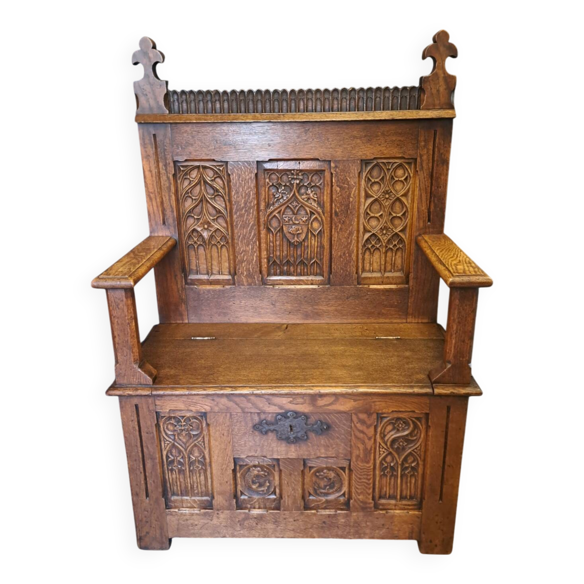 Fauteuil coffre néogothique en chêne