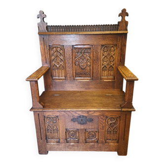 Fauteuil coffre néogothique en chêne