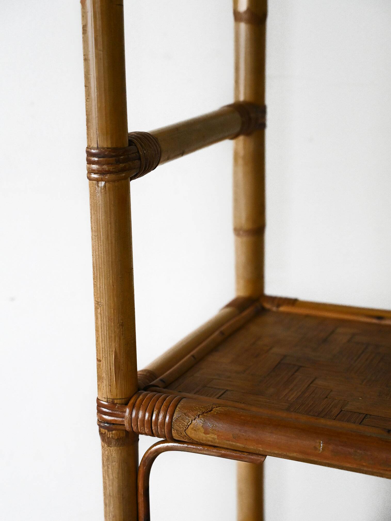 Bibliothèque vintage en bambou