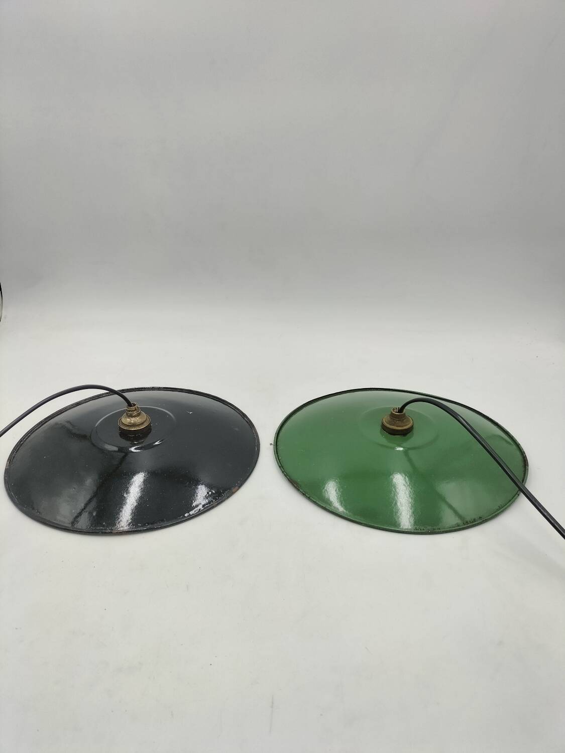 2 suspensions en tôles émaillées