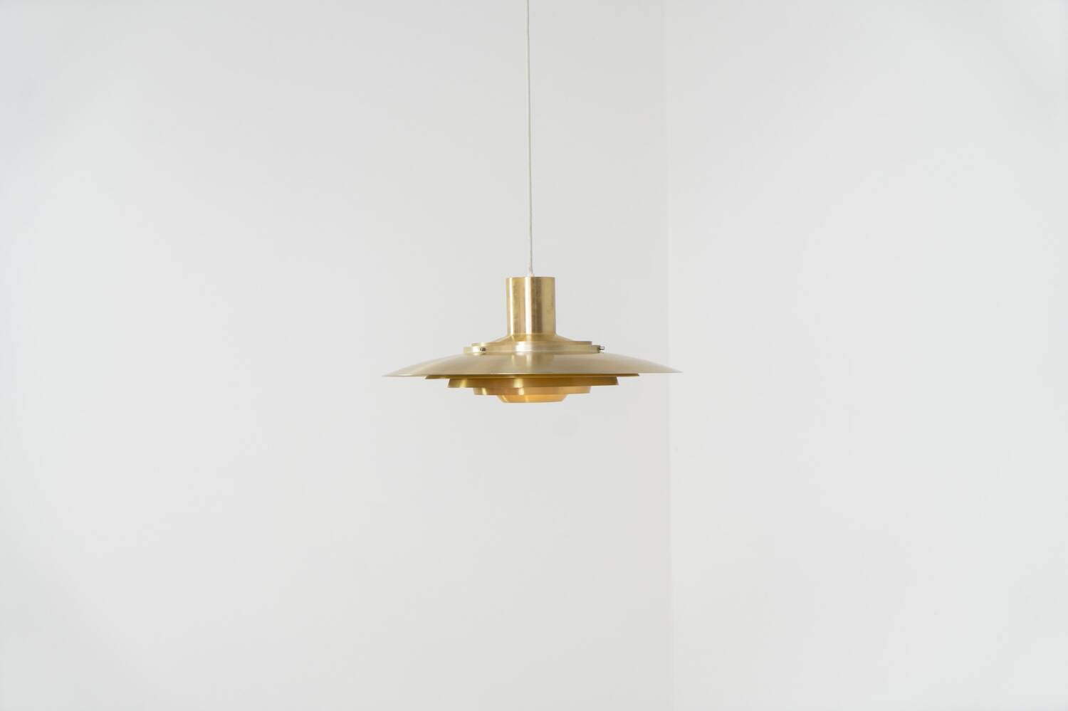 Première suspension en laiton « P376 » de Jørgen Kastholm & Preben Fabricius