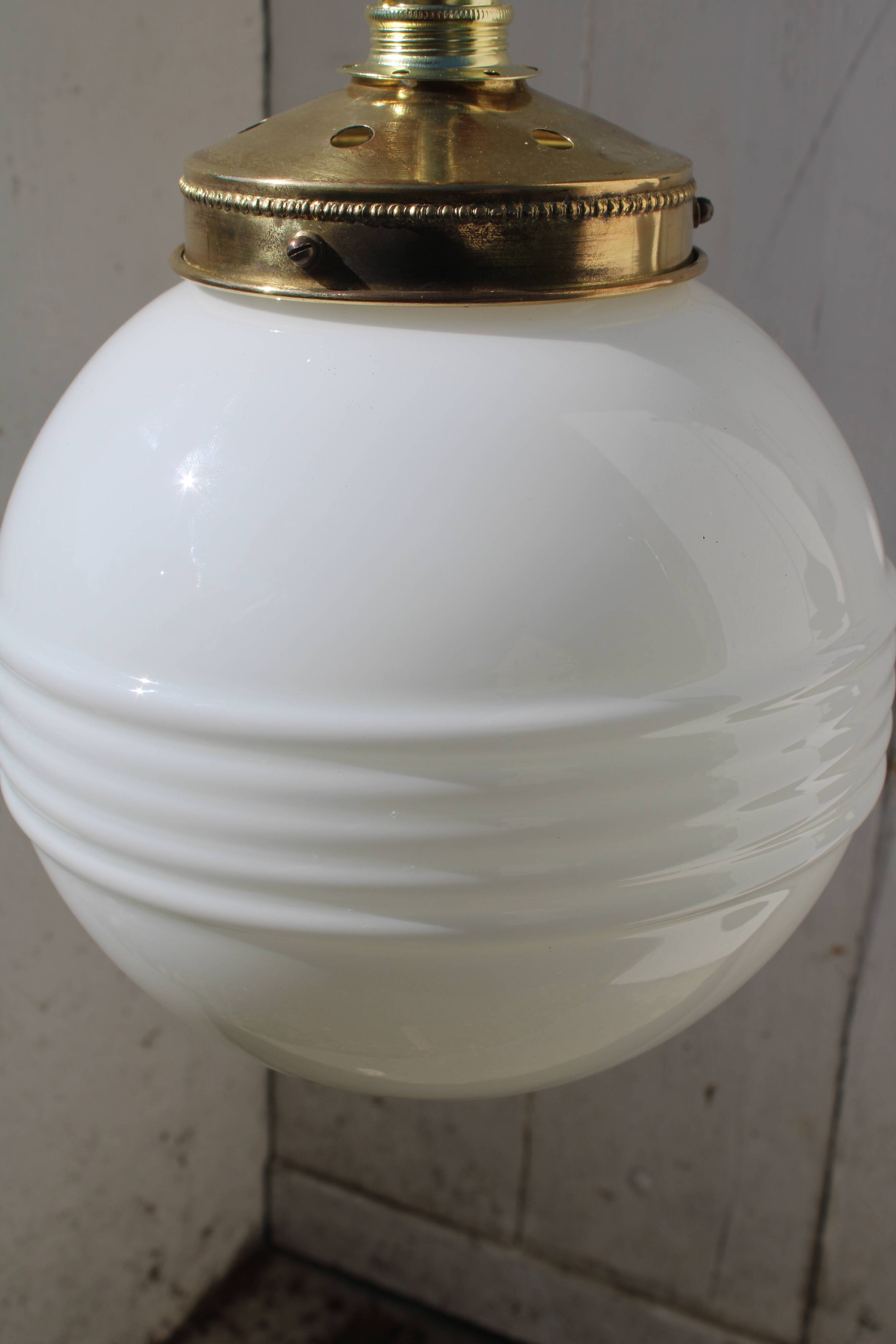 White and brass opaline globe suspension