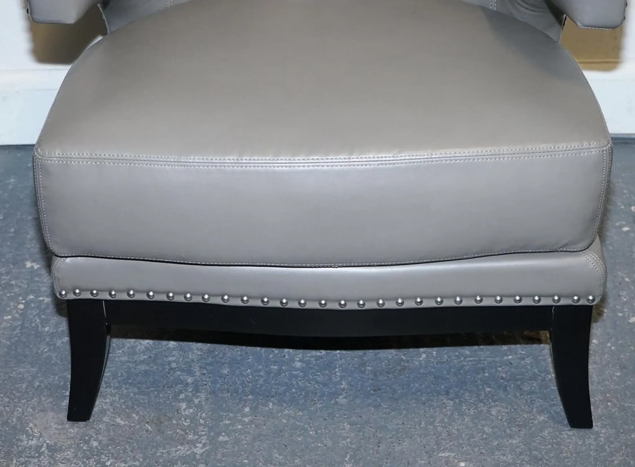 Fauteuils à Dossier Rond en Cuir Gris avec Clous de Coach House, Set de 2