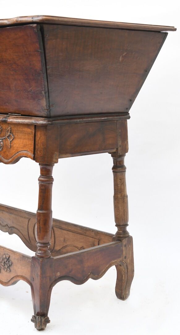 Provençal walnut petri dish