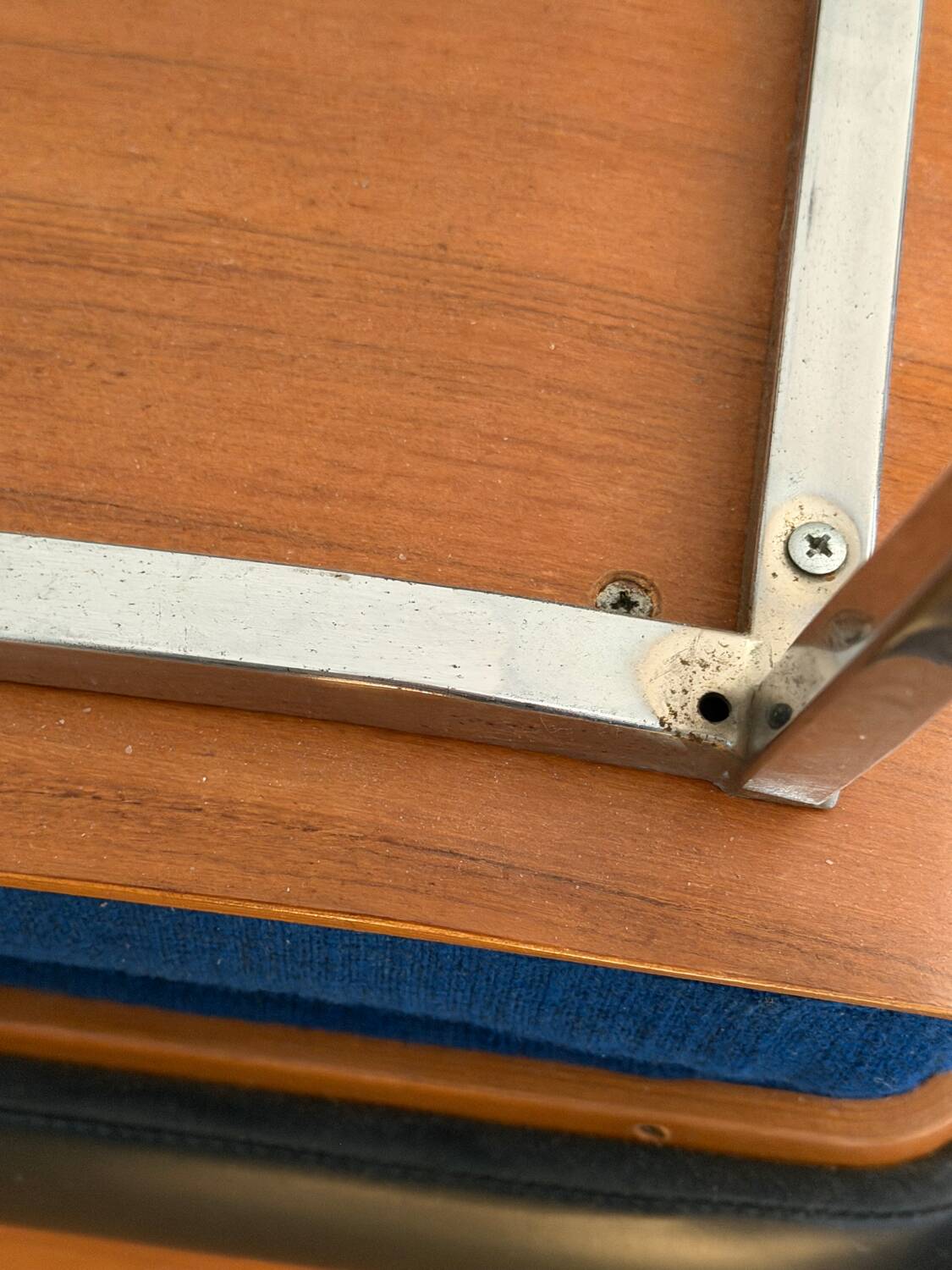Pair of Marcom chairs in electric blue fabric, teak and chrome metal, 1970.