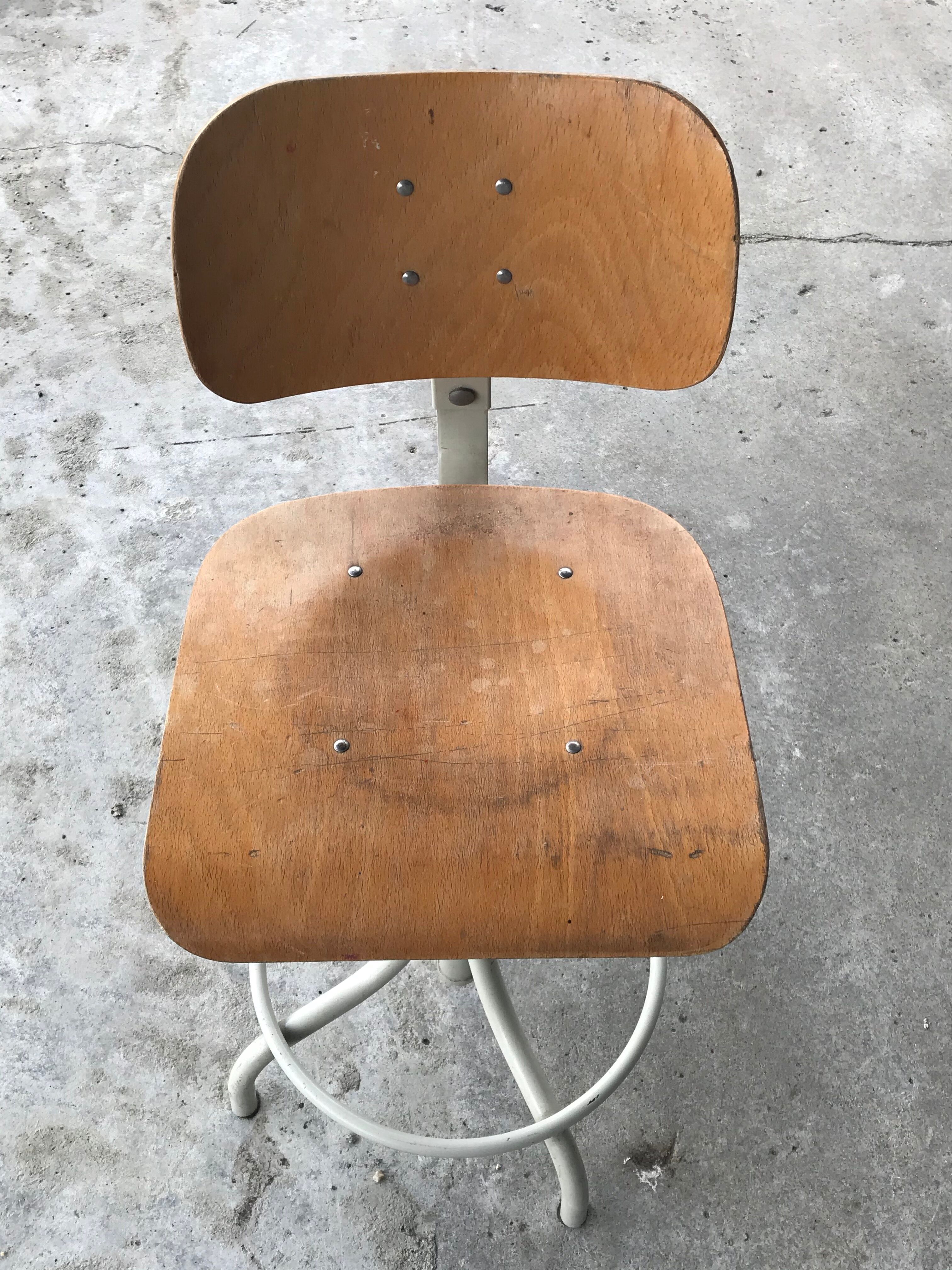 Chaise de bureau 1960 en bois et métal, style industrie, marque BAD