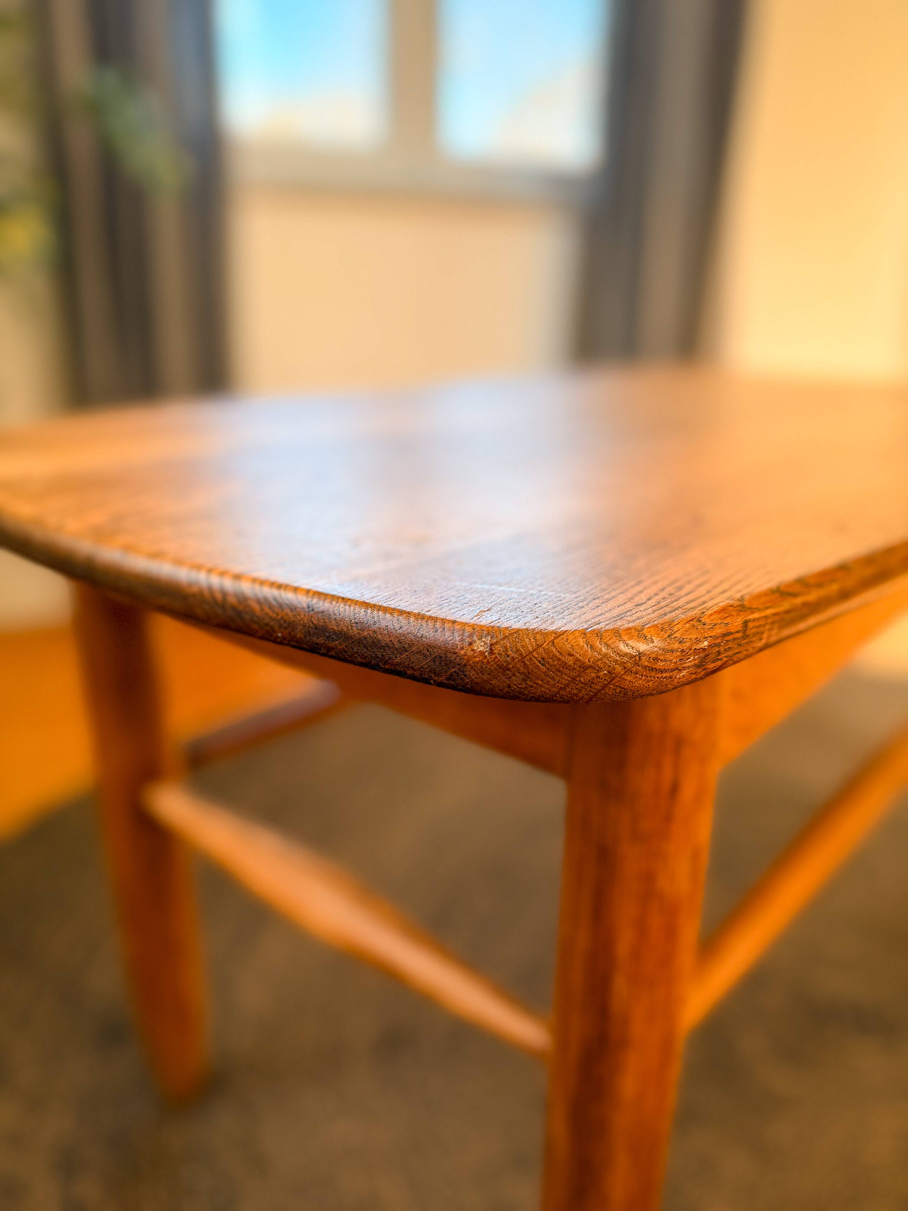Vintage Scandinavian coffee table in solid oak - 1960s design - H50 cm