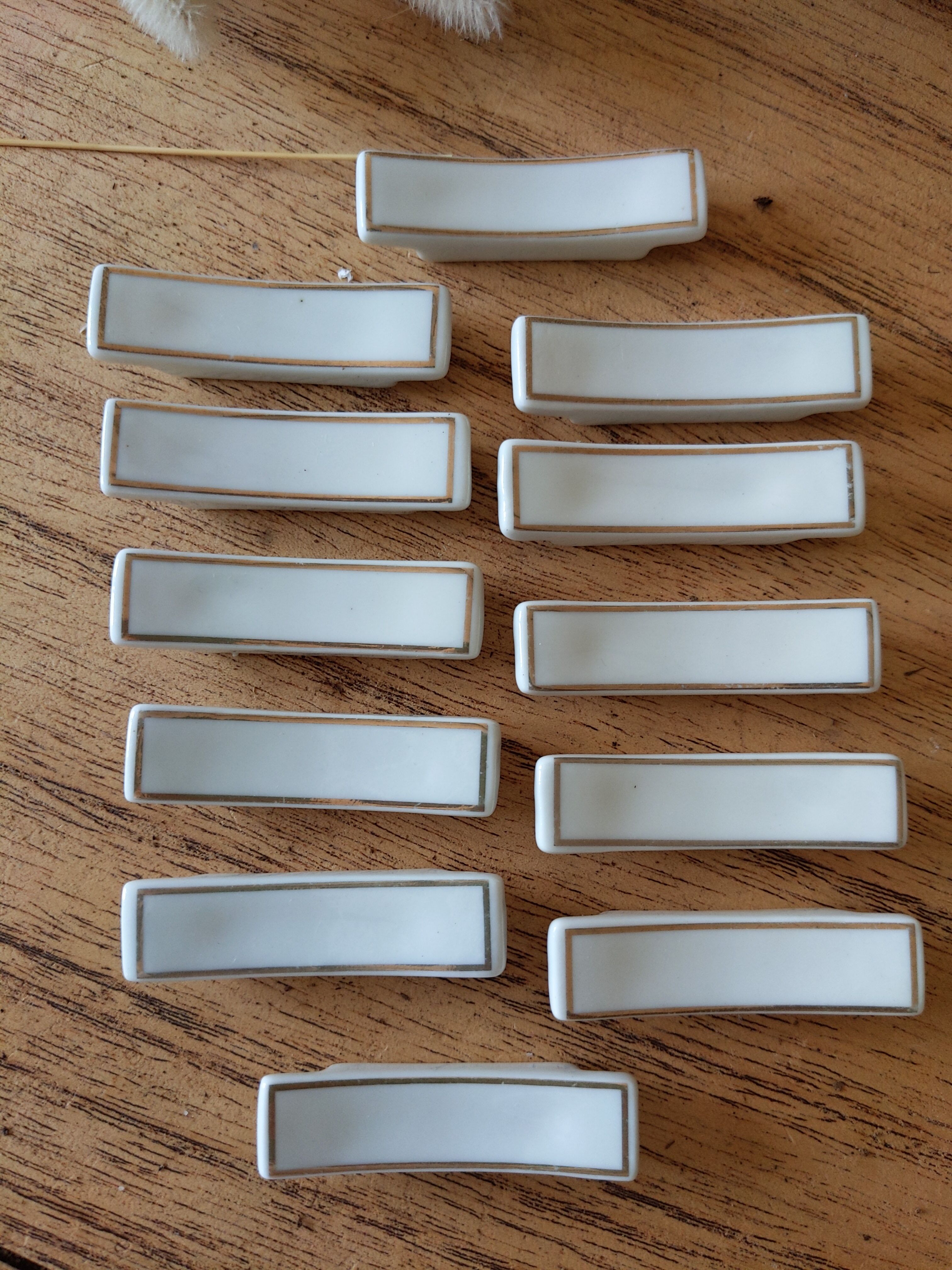 Porcelain covered rest