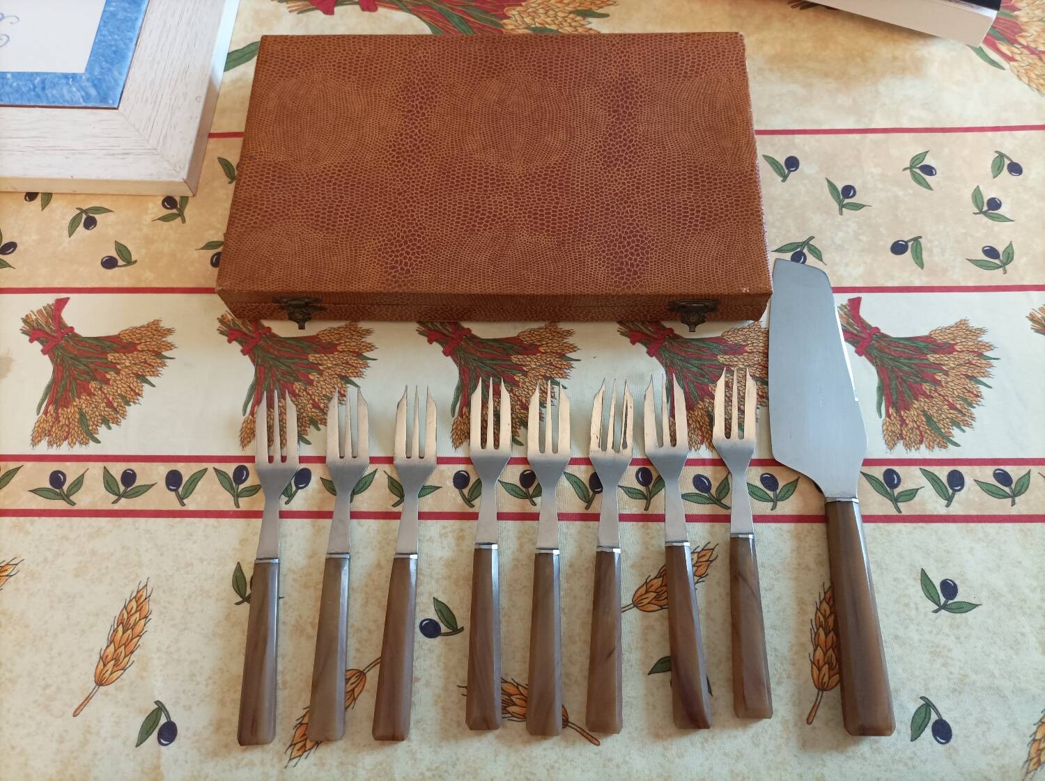 Housewife cake service