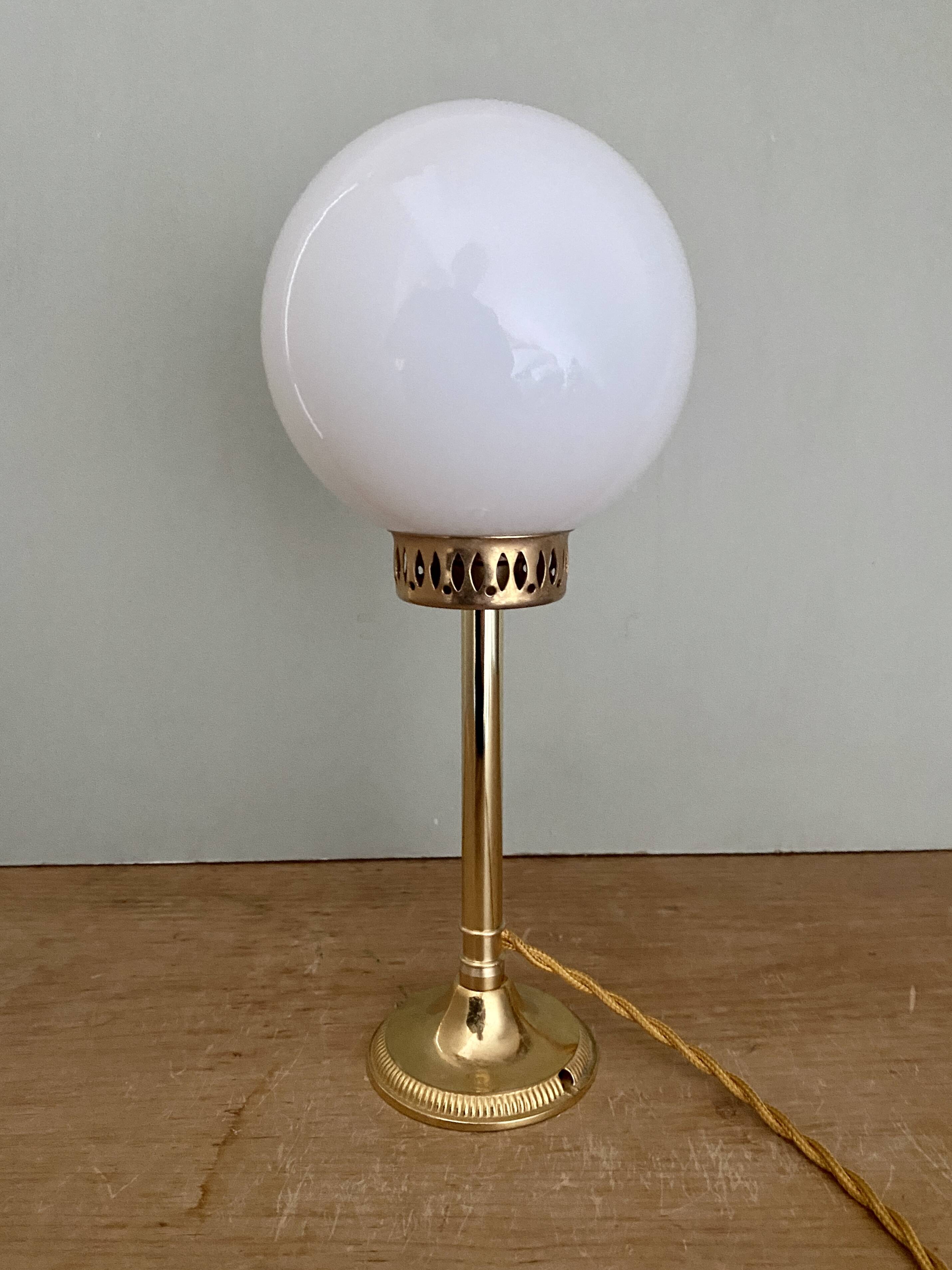 Vintage globe table lamp in white opaline