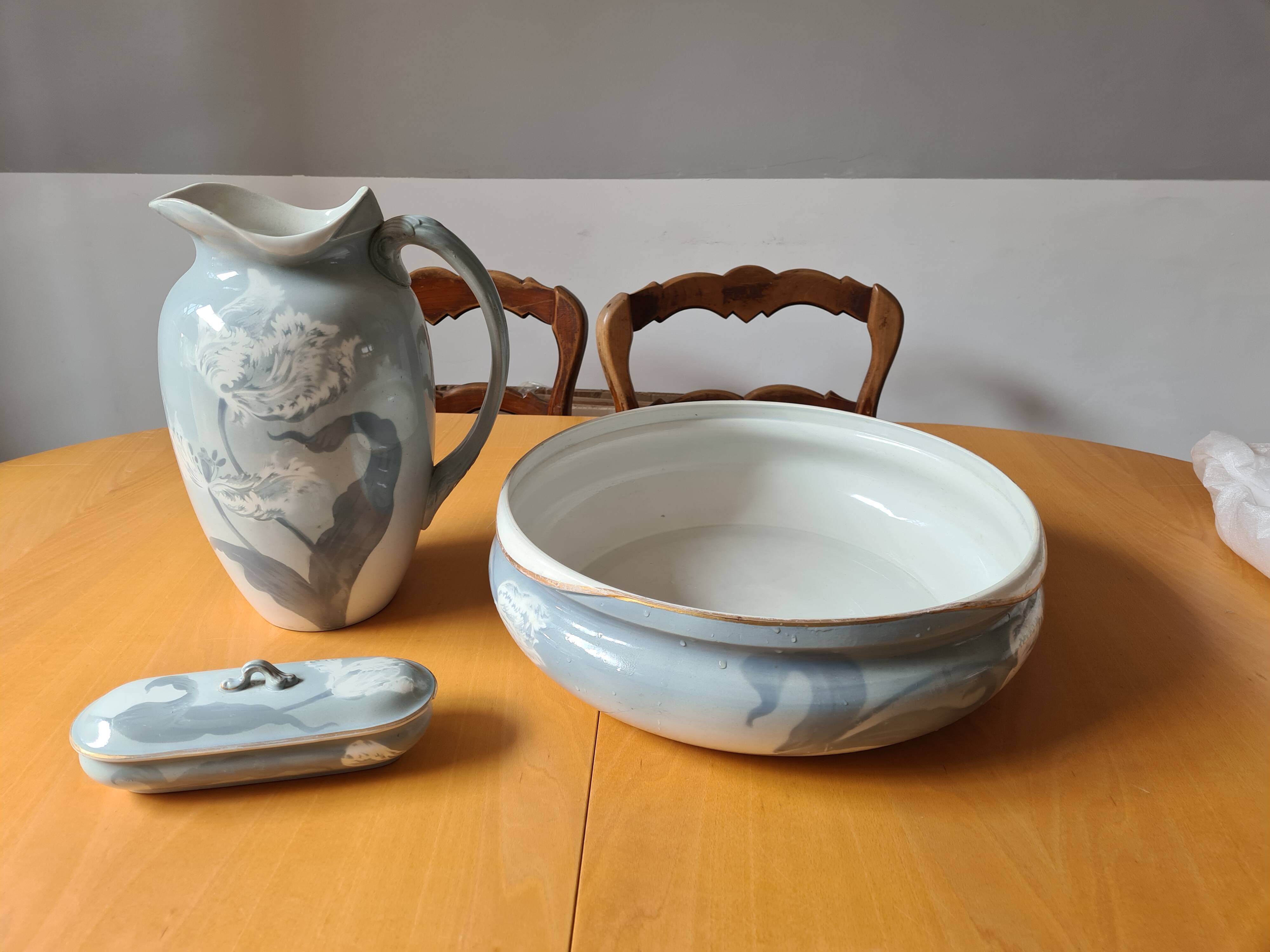 Ceramic toilet set