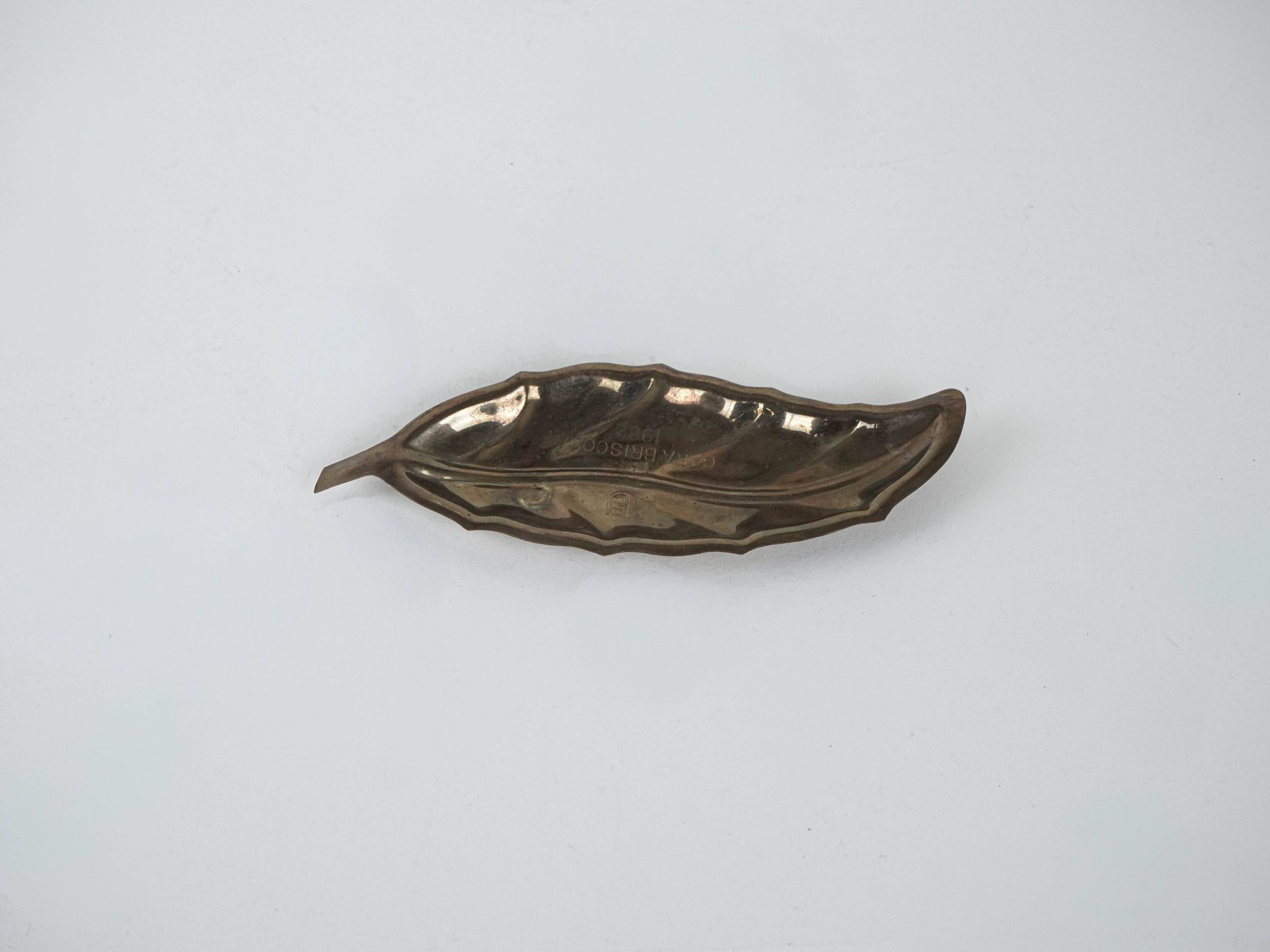 Plateau en métal en forme de feuille, design italien, années 1980, fabriqué en Italie.
