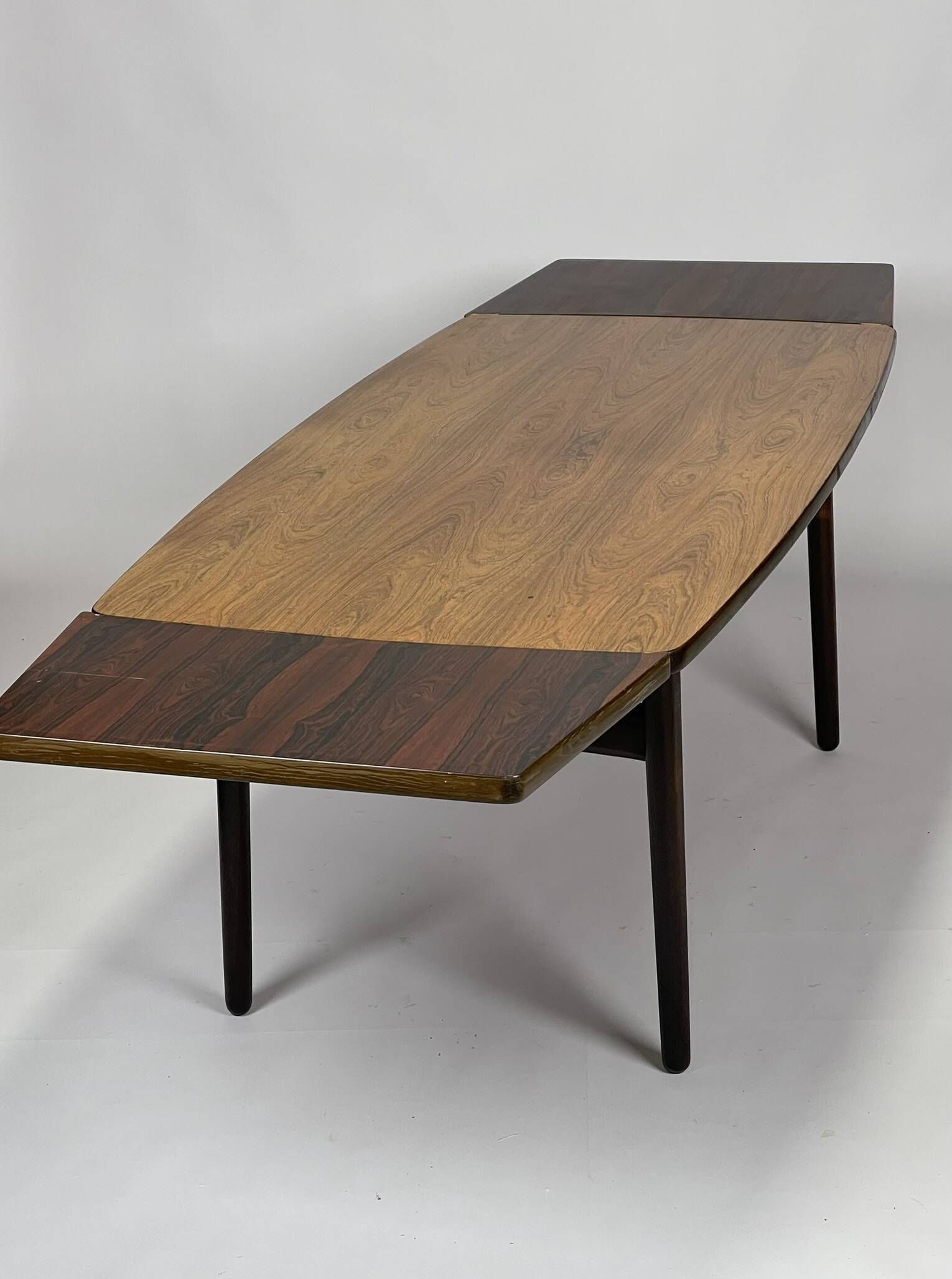 Table scandinave en palissandre par Henning Kjaernulf pour Bruno Hansen