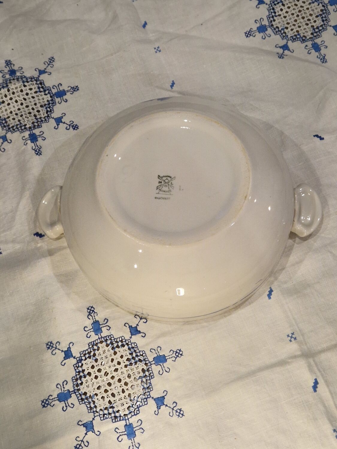 Soup tureen and dish set