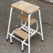 Folding step stool in solid wood and white steel