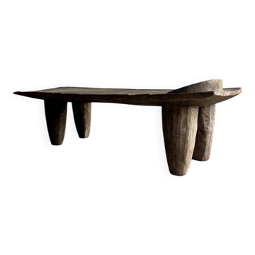 Grand lit africain ancien en bois massif brun foncé — sculptural, primitif, bas, artisanal