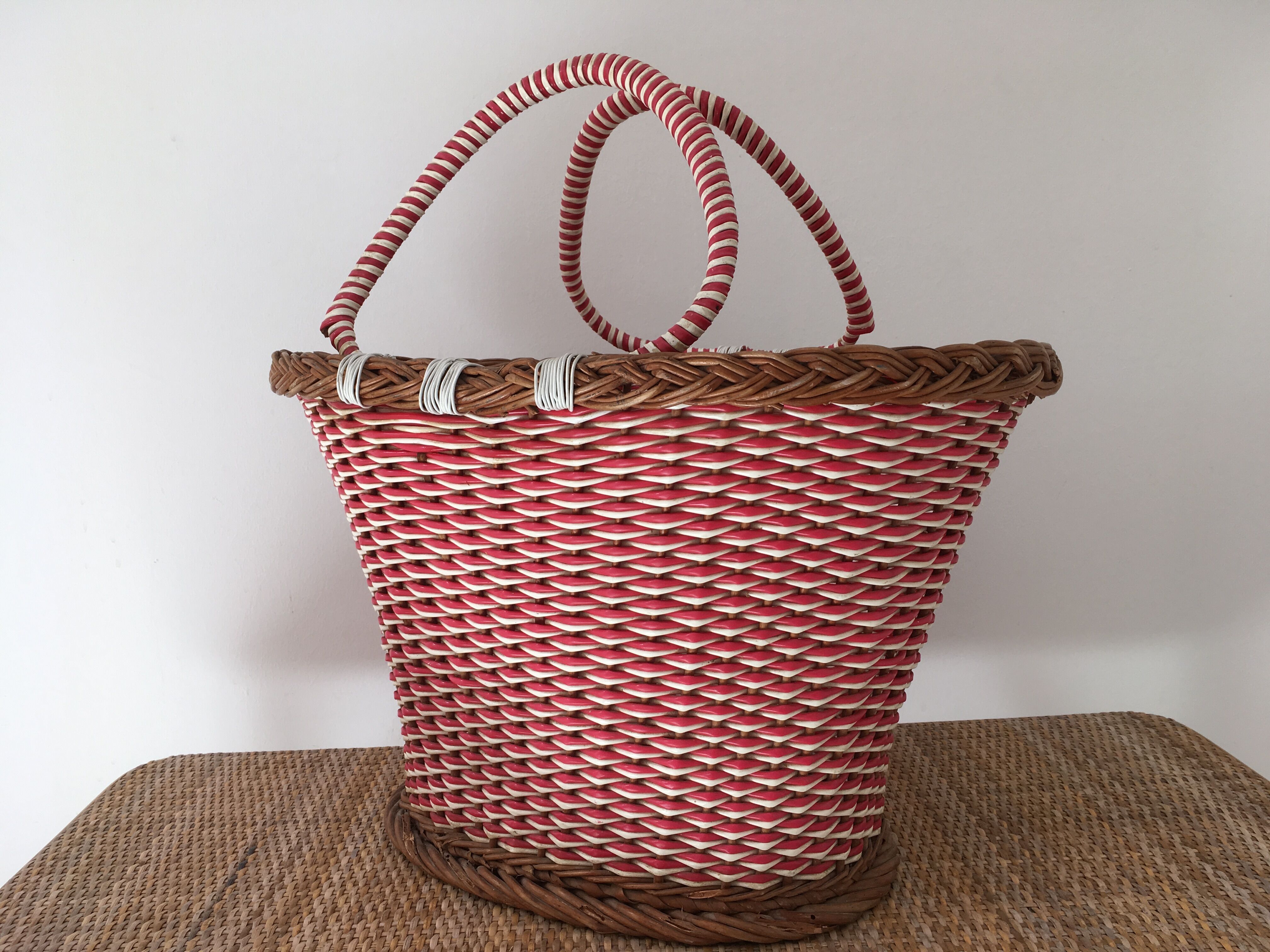 Basket wicker and typical of the 1970s scoubidou