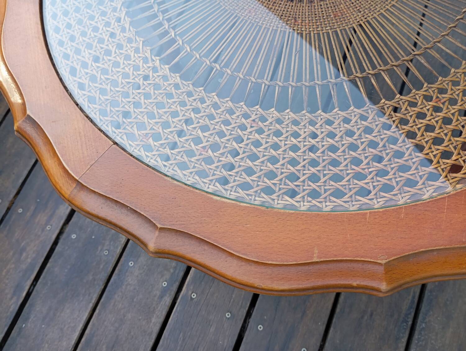 Table basse merisier, cannage et verre style Louis XV, vers 1960