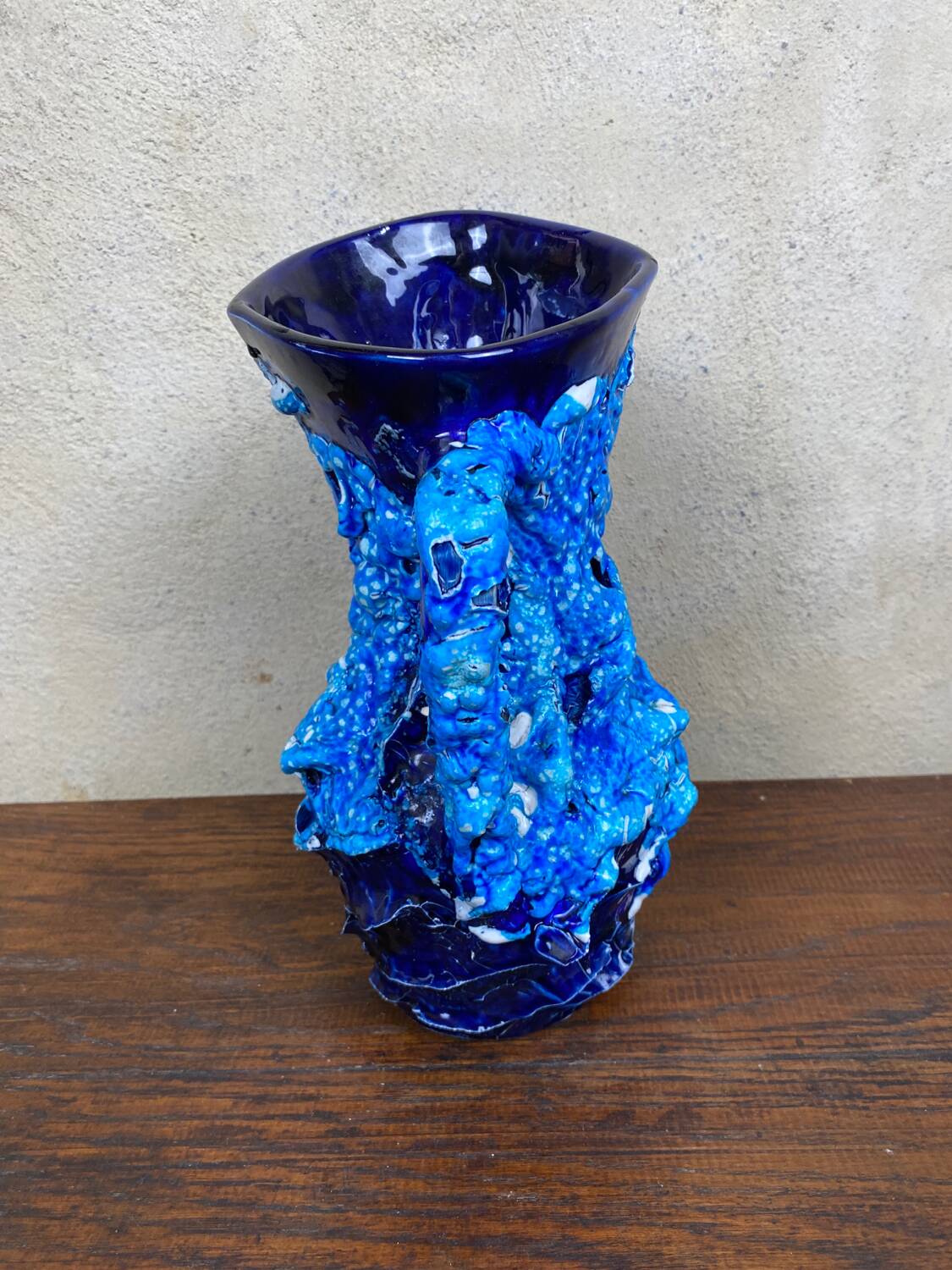 Vase brutaliste bleu vallauris