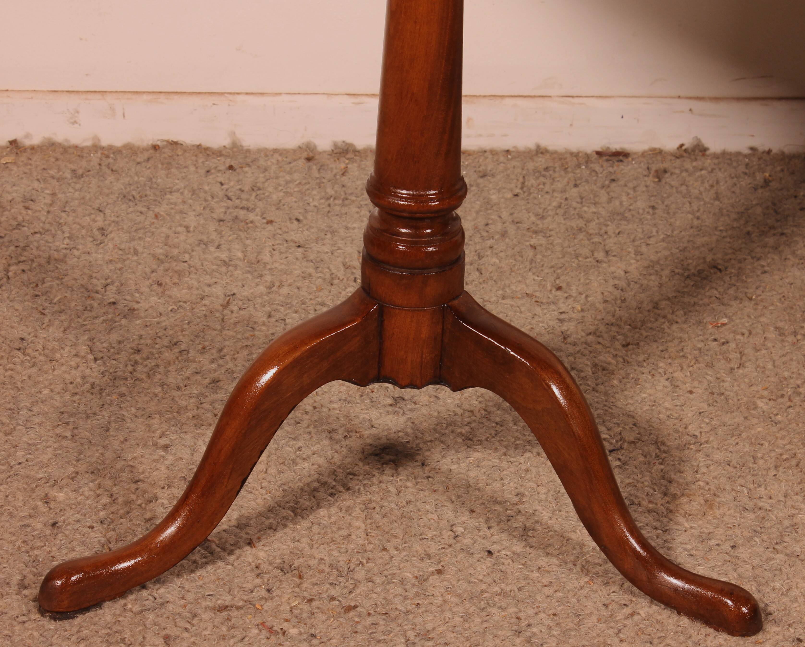 Small tripod table known as a tea table in mahogany - 18th century.