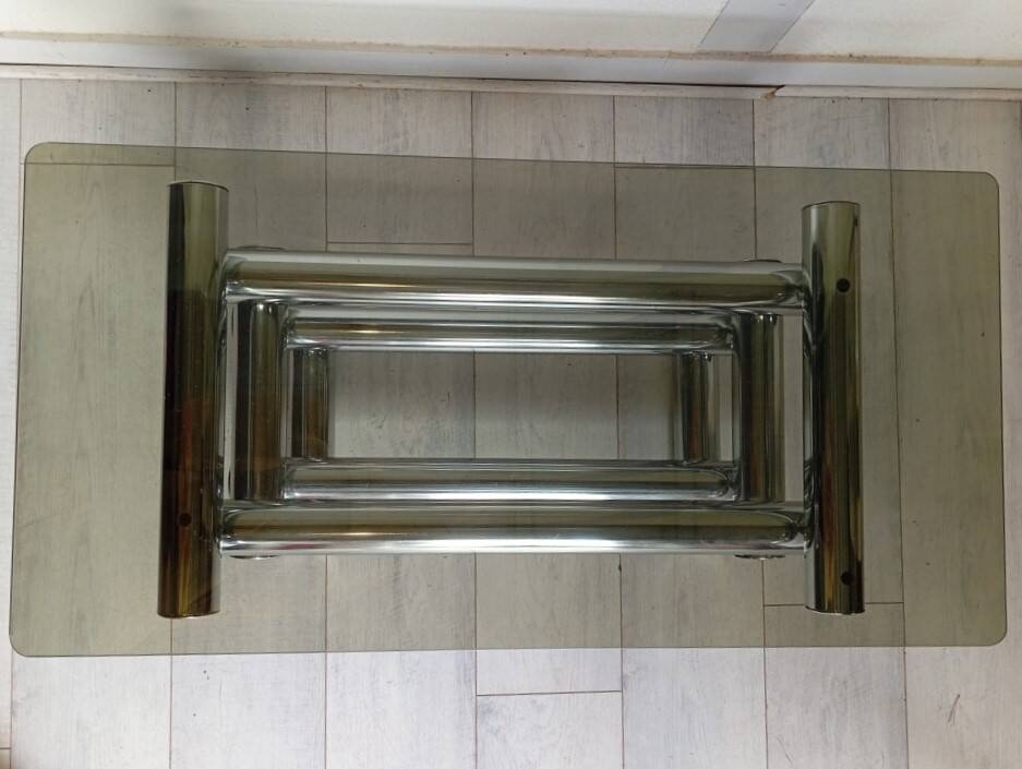Table basse en métal chromé et verre fumé, années 70