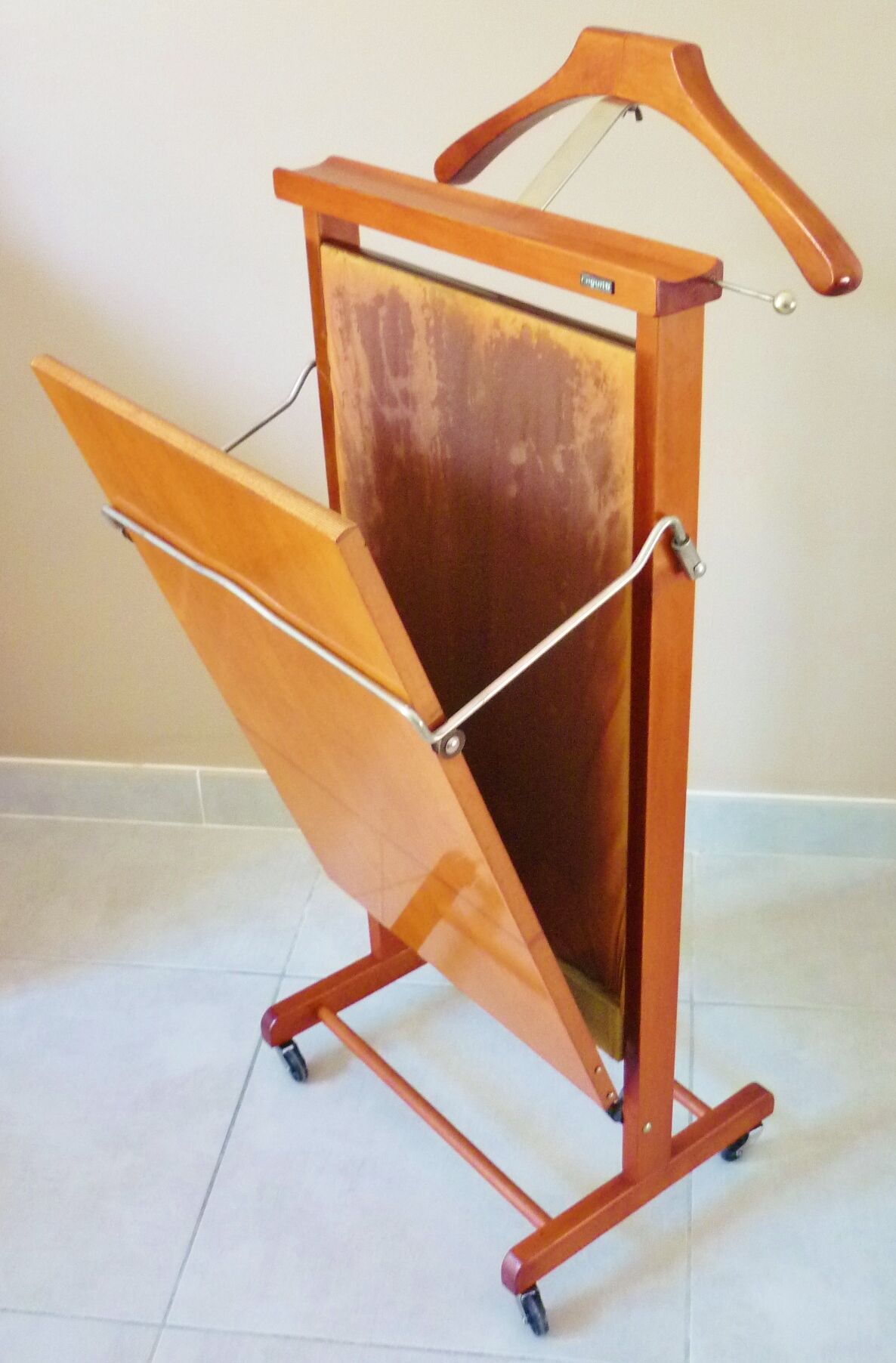 Wooden valet, signed Fratelli Reguitti, 60s, on wheels