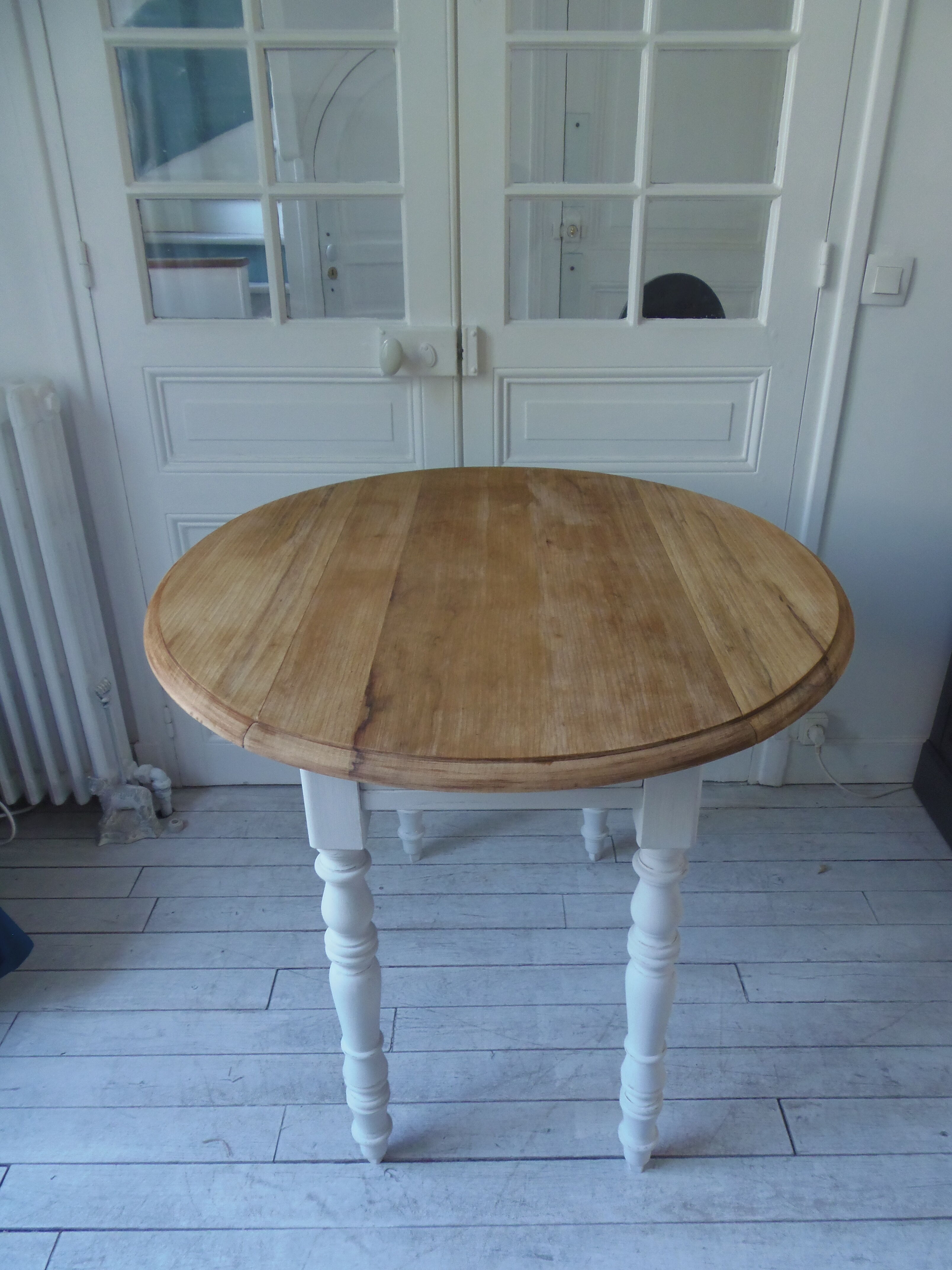 Oval table with beaded grey patinated flaps, wooden tray