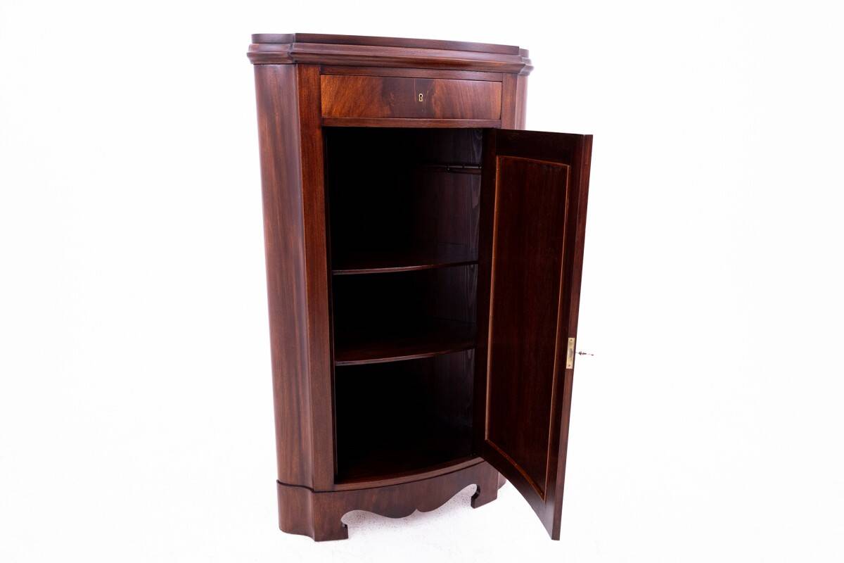 Commode d'angle en acajou, Europe du Nord, fin du XIXe siècle.