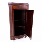 Commode d'angle en acajou, Europe du Nord, fin du XIXe siècle.