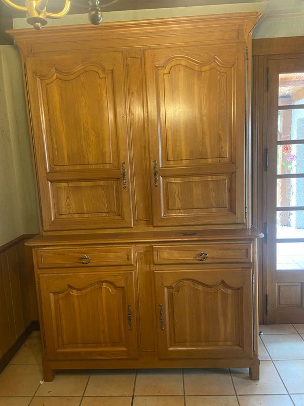 Beautiful two-body oak sideboard.
