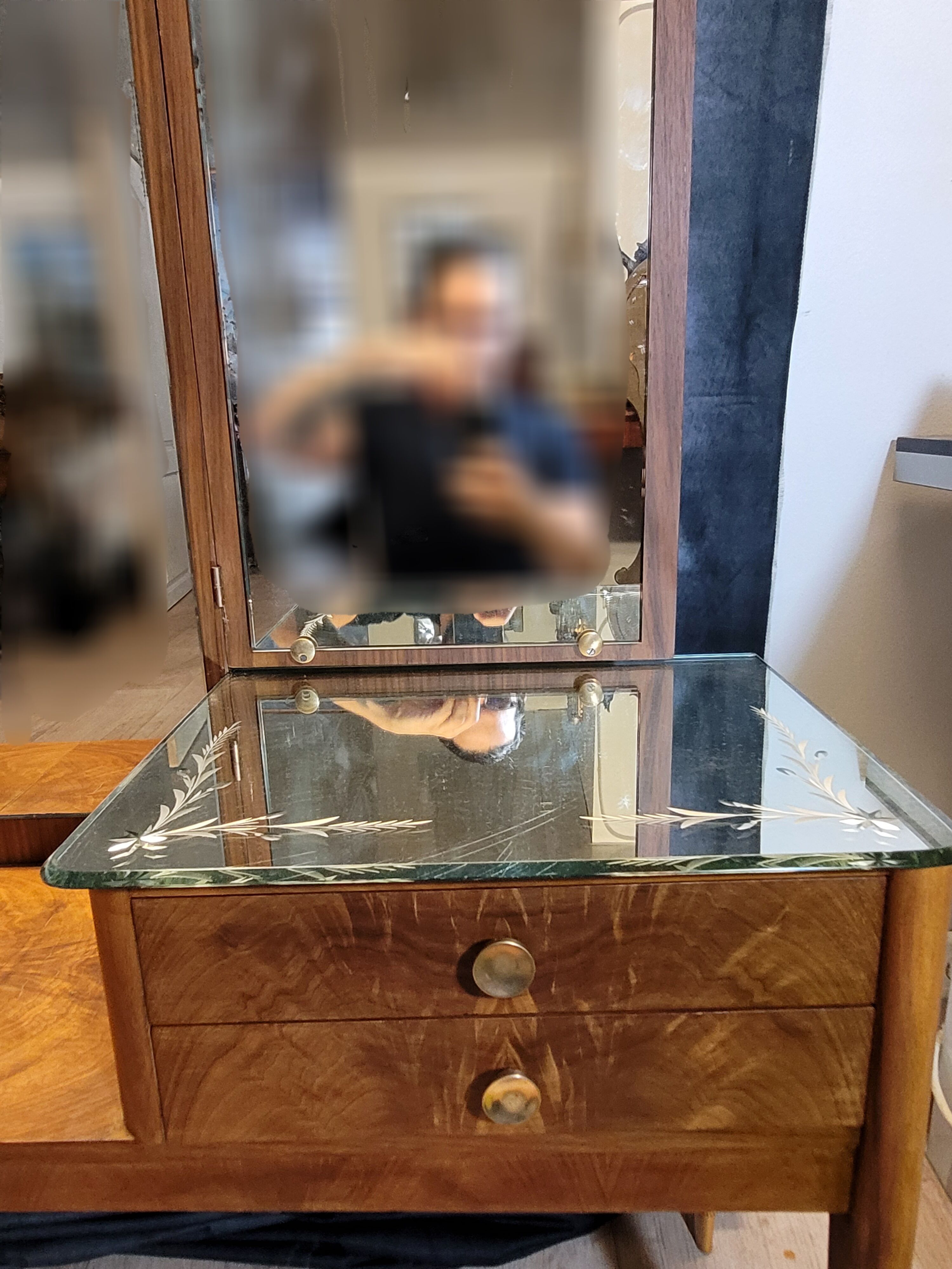 Venetian hairdresser with triptych mirror