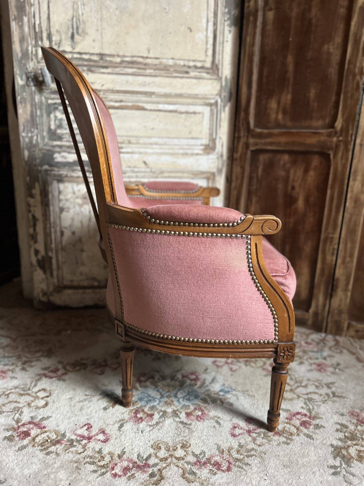 Small Louis XVI armchair in old rose velvet, removable seat – Chic and comfortable