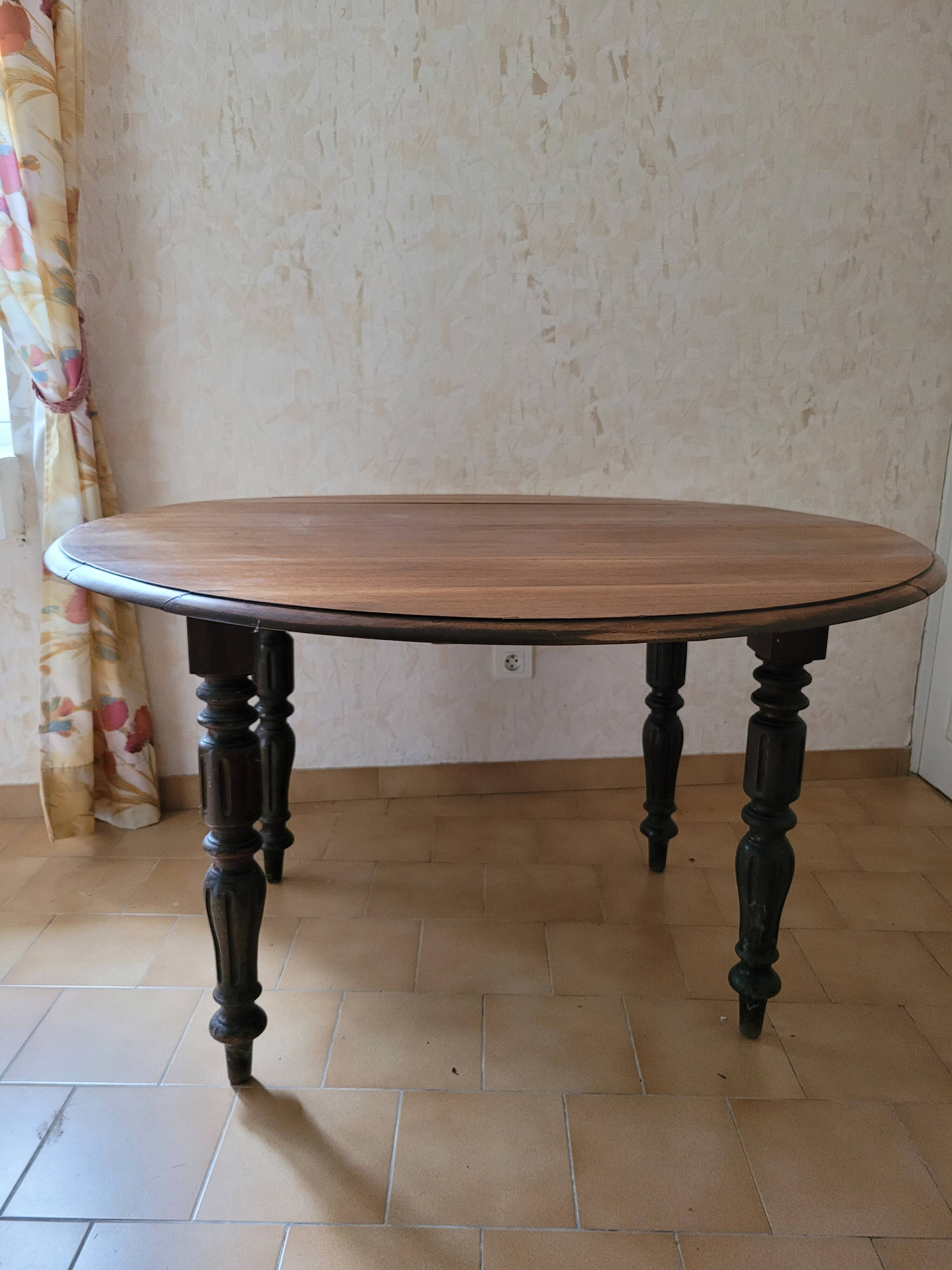 Round table in the louis philippe style