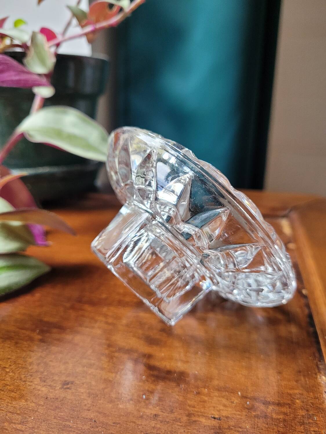 Chiseled round glass candle holder