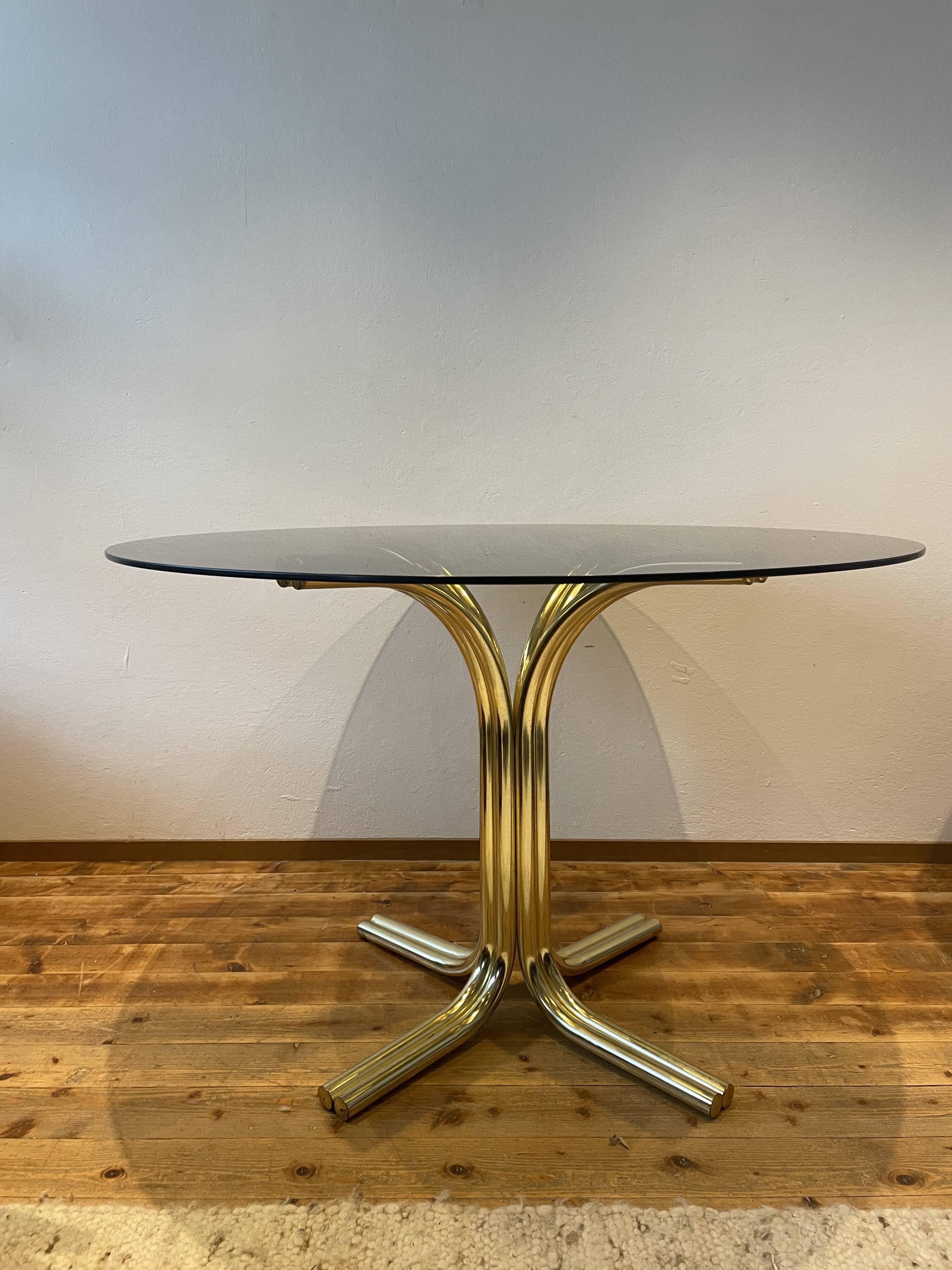 Table seventies pieds dorés