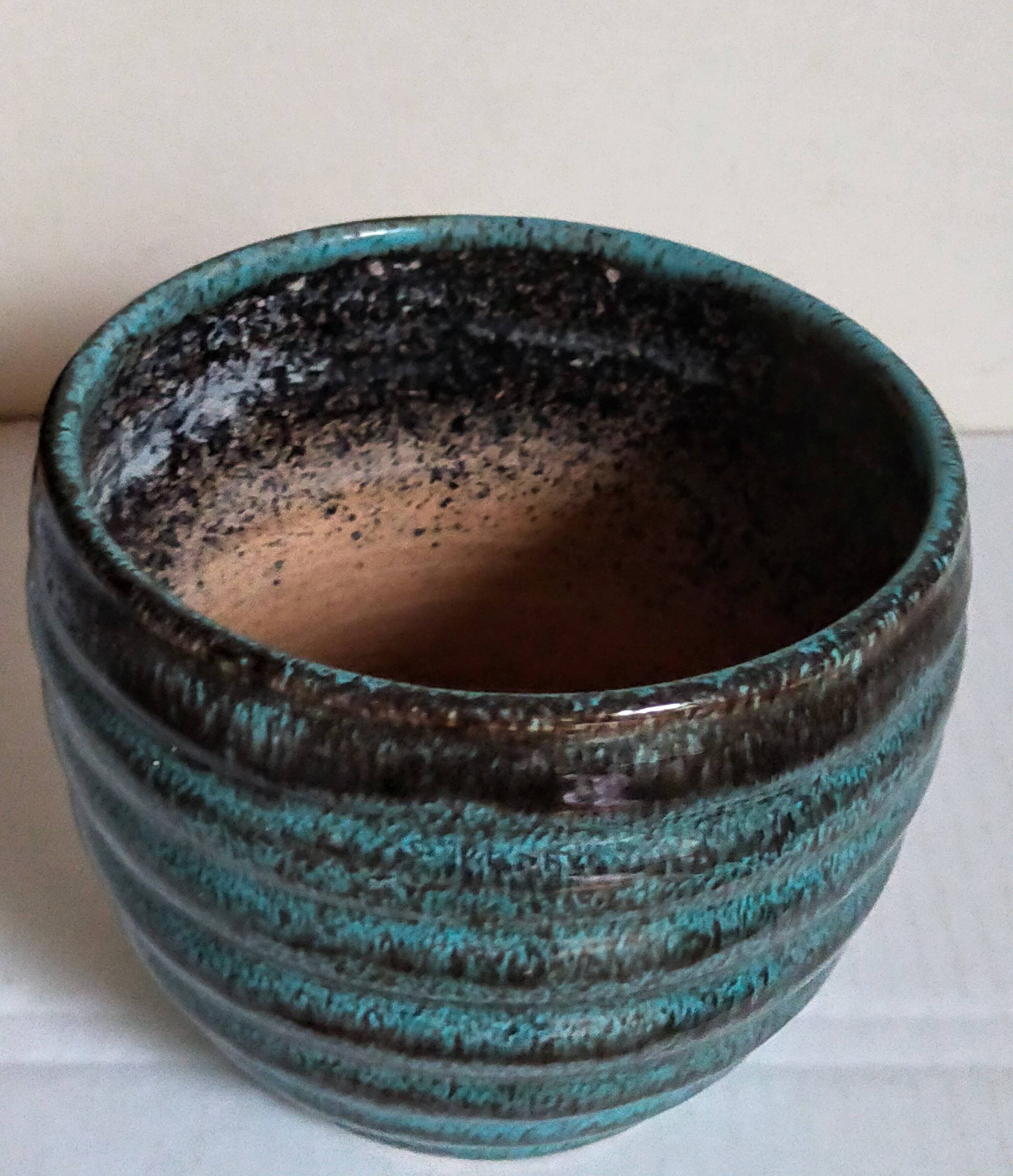 Cache-pot en céramique à godrons émail moucheté années 40