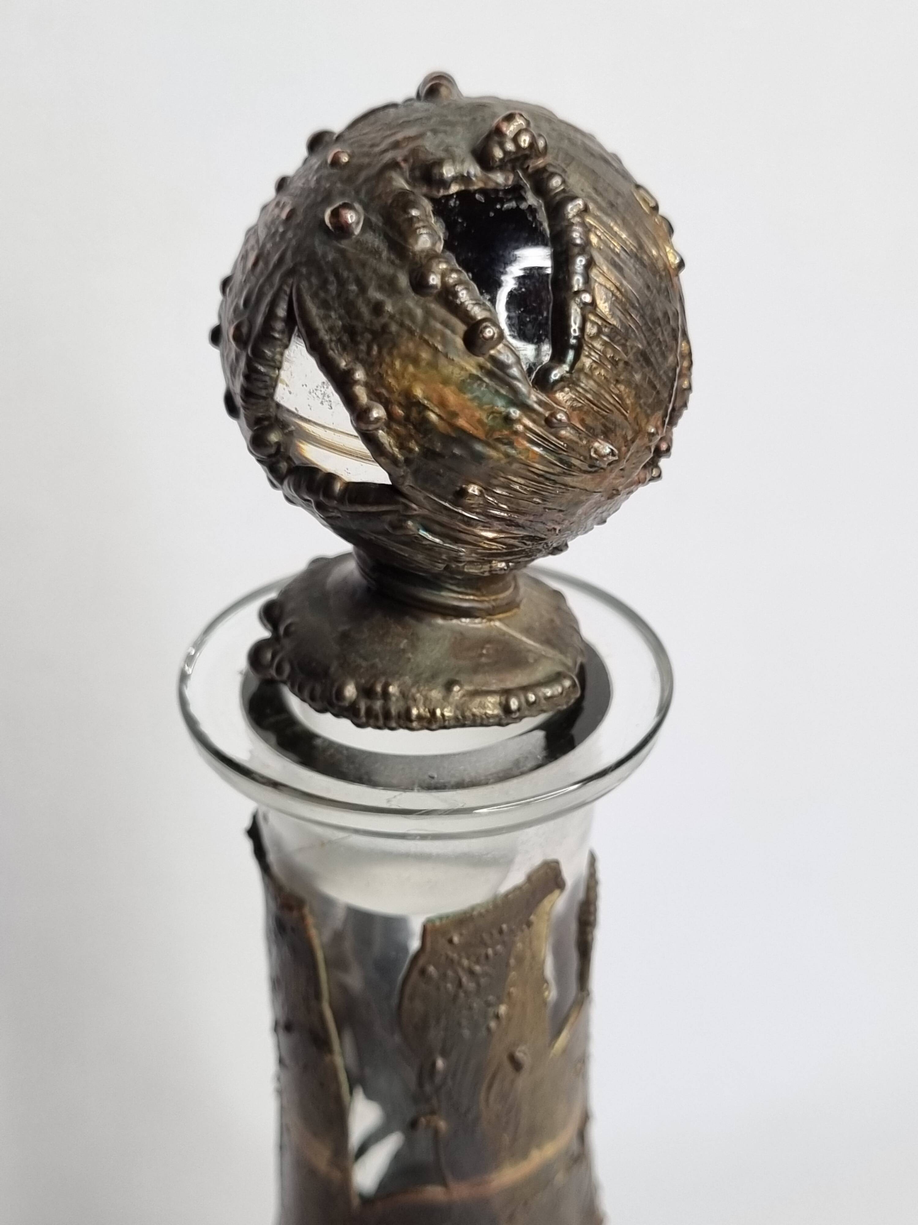 Carafe artisanale en verre soufflé et cuivre patiné décor brutaliste 90 cm