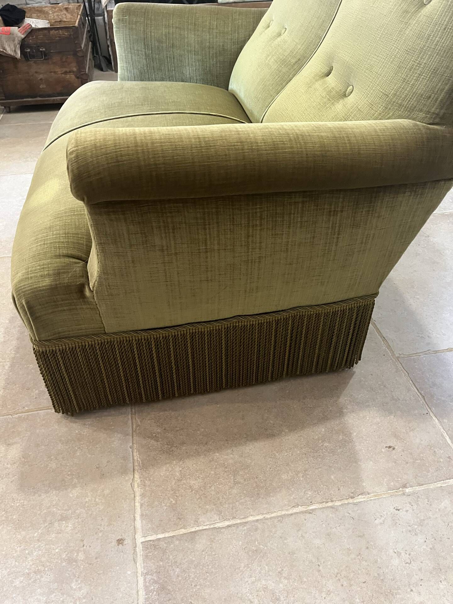 canapé crapaud double vintage en tissu vert olive et passementerie 