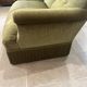 canapé crapaud double vintage en tissu vert olive et passementerie 