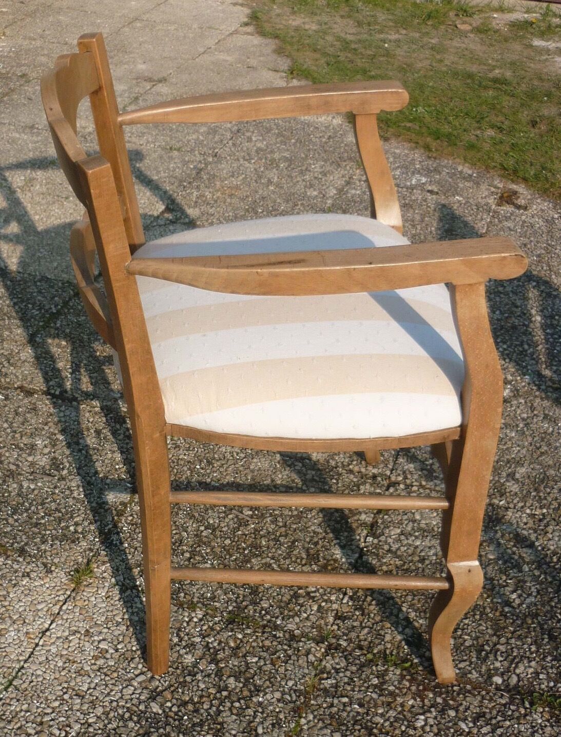 Low back armrest chair