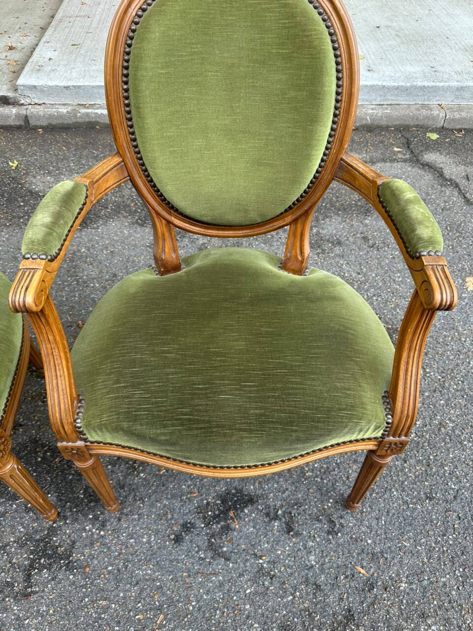Set of 8 Louis XVI medallion chairs and armchairs in green velvet, 1950.