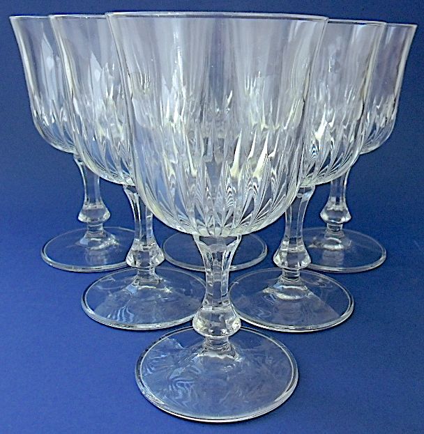 Suite of six glasses of red wine on foot