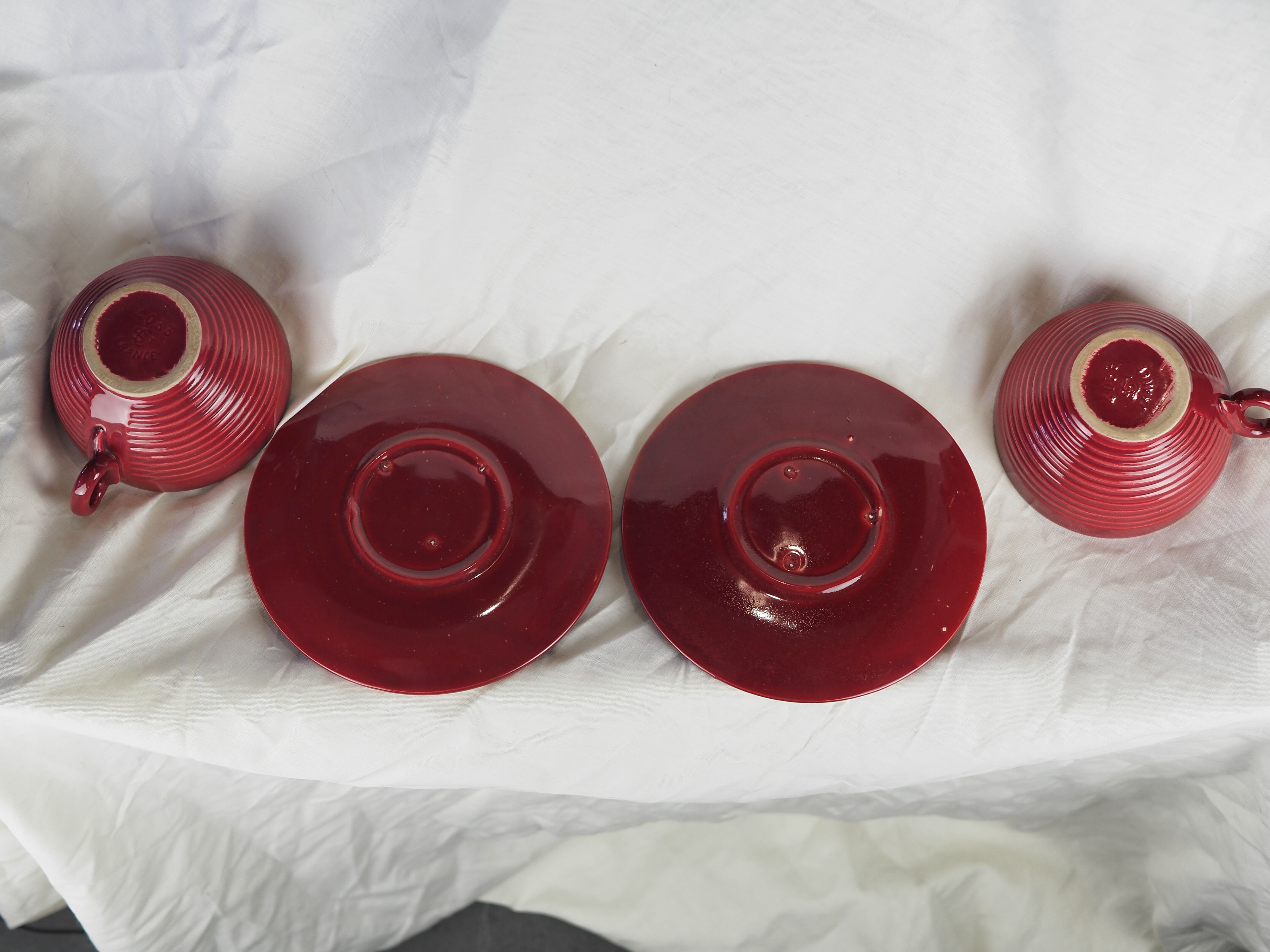 Pair of burgundy red cups with concentric streaks - Saint-Clément - 50s