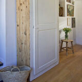 White and wood bonnet