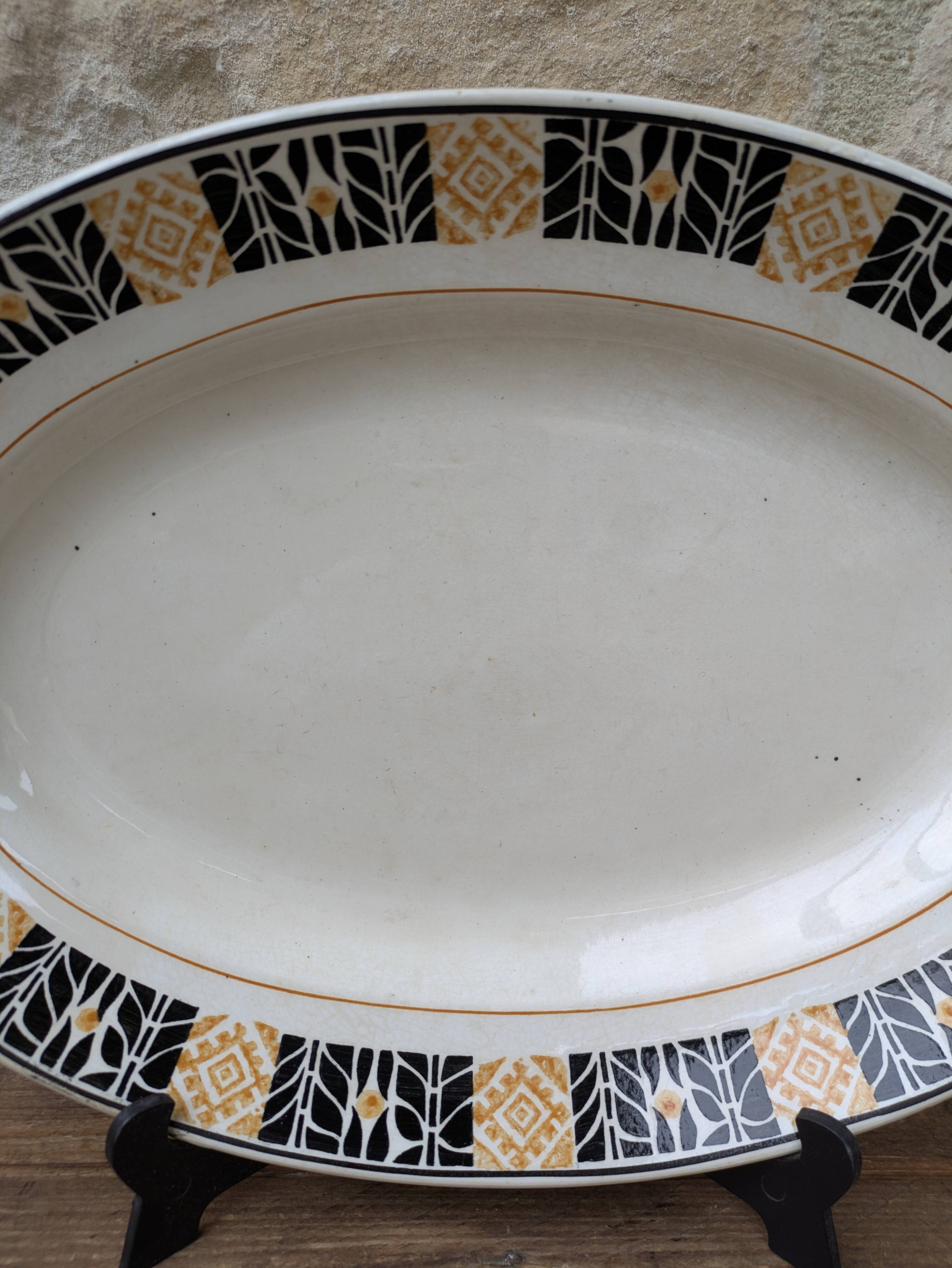 Plat de service Saint Amand modèle Trianon Terre de Fer contour géométrique