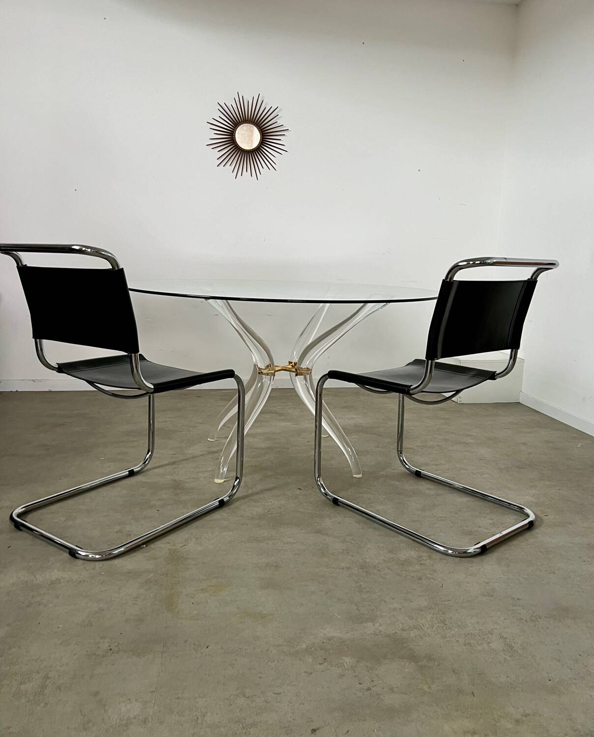 Venice model round dining table from Madelia by Paris Altuglas foot