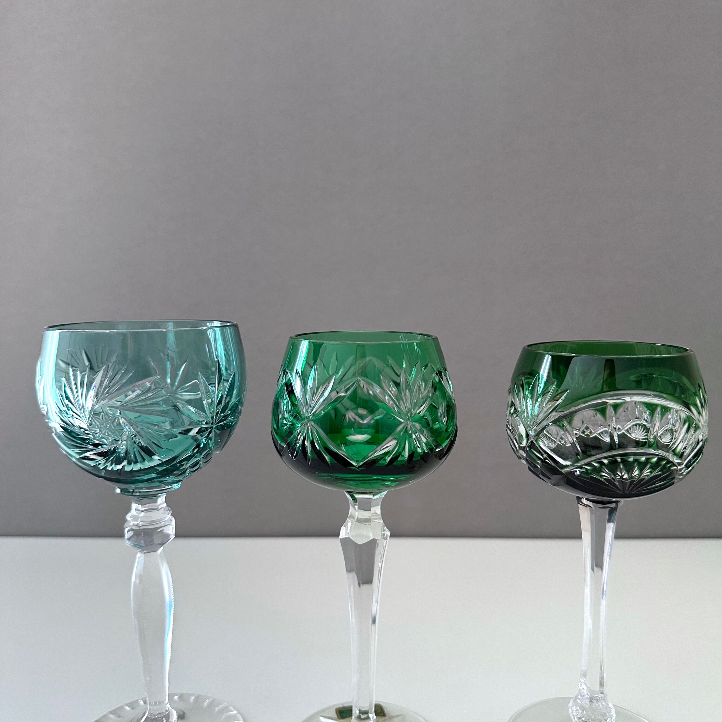 Collection de 5 verres à vin coloré, nuances de vert