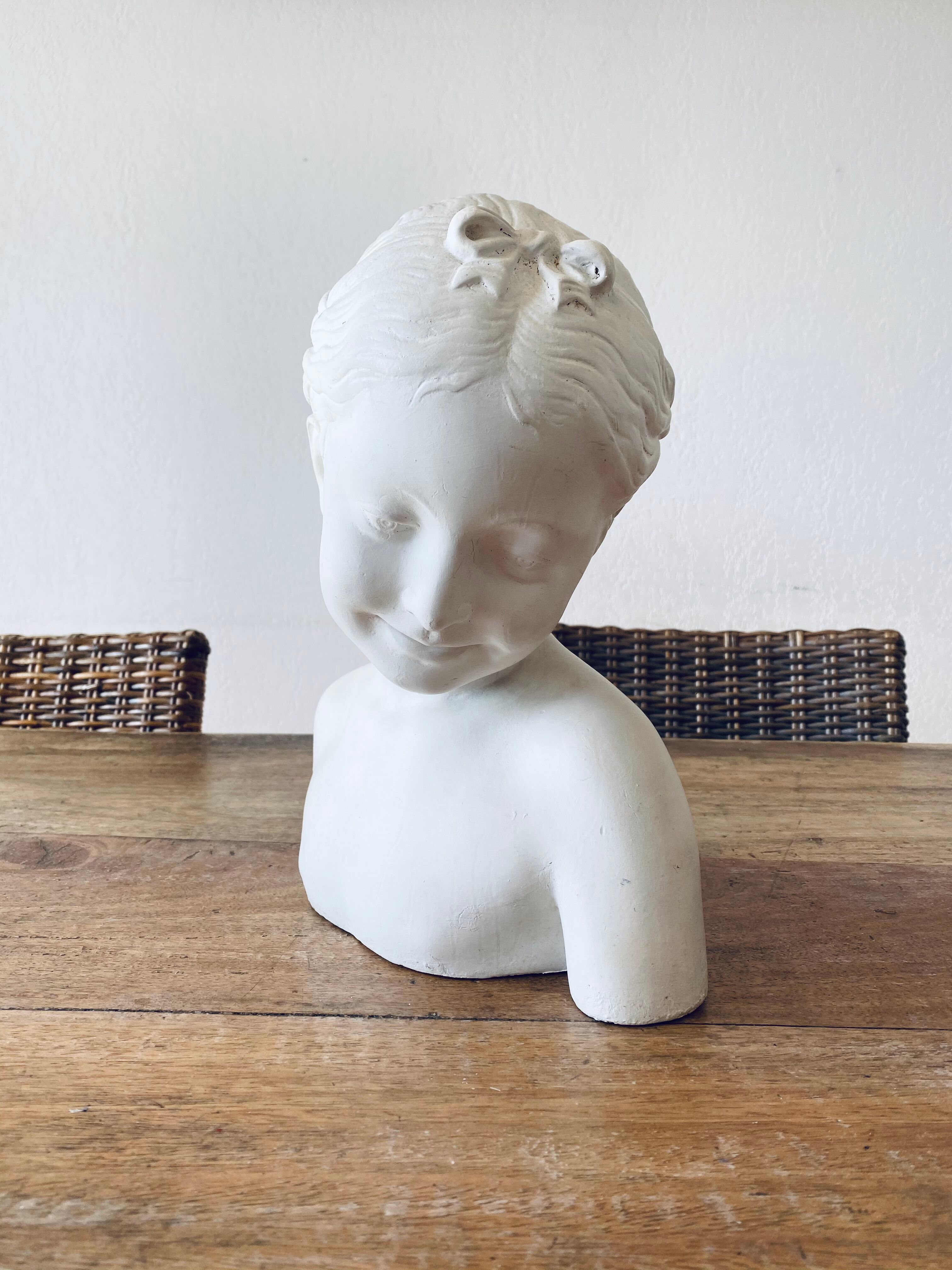 Buste en plâtre la rieuse