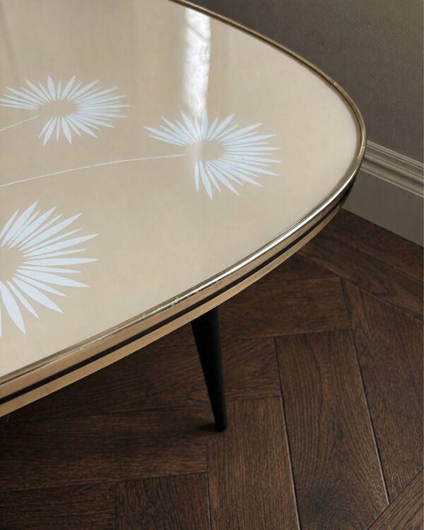 Table basse tripode fleurie années 50 en métal laiton et plateau décor
