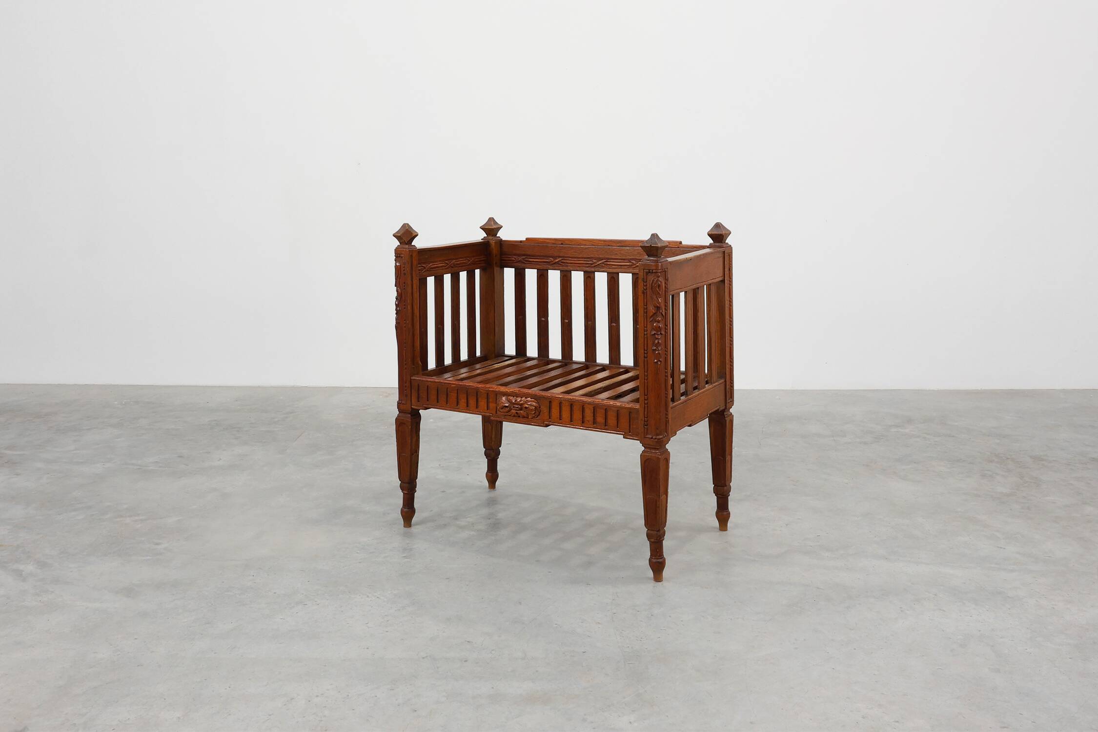 Large Arts & Crafts oak side chair, Belgium ca. 1915